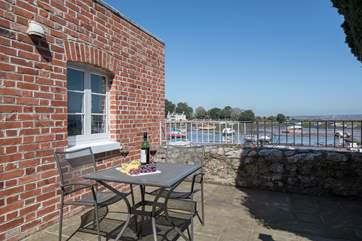Located superbly on the waterfront, this charming and spacious bolthole is perfect for two.