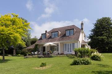 Yew Tree Batch is a wonderful detached house, set in the most beautiful gardens and with panoramic views.