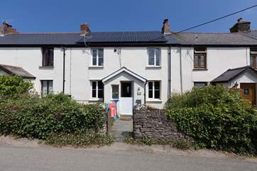 Easter Cottage is in a small terrace of period cottages. It has an amazing back garden with fantastic sea views.