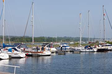 You can even walk along the river to The Folly Inn, a popular pub on the Island.