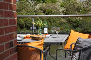 Dine al fresco in your breath-taking surroundings.
