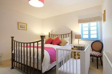 The 5' double room also provides a cot.
