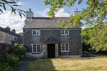 New Park Cottage is a beautiful Grade II Listed slate-clad cottage.