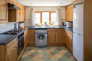 The well-equipped kitchen makes whipping up the evening meal a doddle.