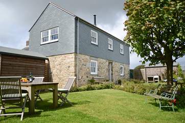 Rosecott, a luxurious reverse level retreat.