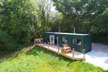 Huxham Hideaway sits on the edge of Huxham Wood tucked away in the corner of a 10 acre field, with plenty of space for you and your four-legged friend to enjoy.