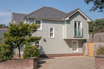 This beautiful property is perfectly located close to the beach and village in Bembridge