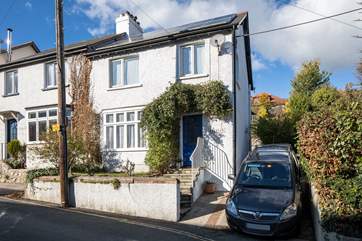 Kephalo is a semi-detached family house with snug parking for two cars.The parking space is uphill and not suitable for cars with low suspension.