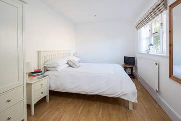 The ground floor bedroom has a super-comfy king-size bed (5').