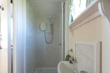 In true glamping style, there is an en suite shower-room.