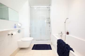Master bedroom en suite.