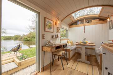 Hayley's Hut is an exceptional shepherd's hut in a simply unbeatable setting.