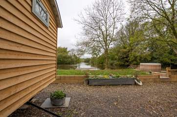 Here you can see the proximity of the hot tub to the hut.
