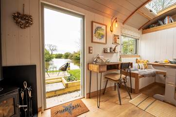 Hayley's Hut is an exceptional shepherd's hut in a simply unbeatable setting.
