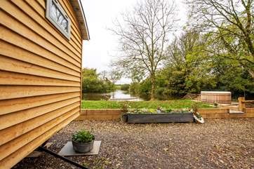 Here you can see the proximity of the hot tub to the hut.
