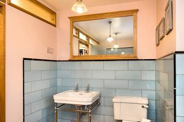 The master en suite is decorated with fun colours.