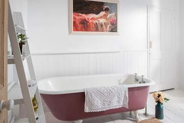 Enjoy a glass of wine in the roll-top bath.