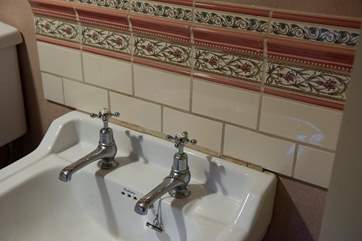 Original vintage in the bathroom (including a 3/4 length bath).