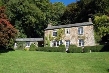 The gardens offer a choice of places to eat out and enjoys peace and privacy.