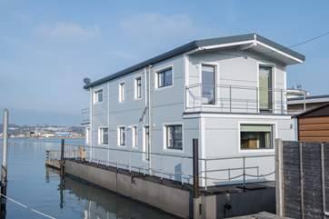Home to houseboat