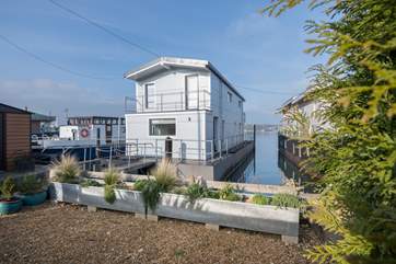 Welcome aboard to Spinnaker Houseboat