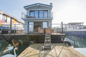 With its very own pontoon, you can kayak in this tranquil setting and explore the local area