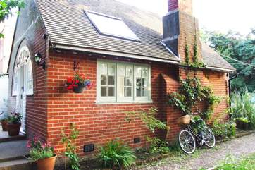 Charming Poppets Cottage awaits you.