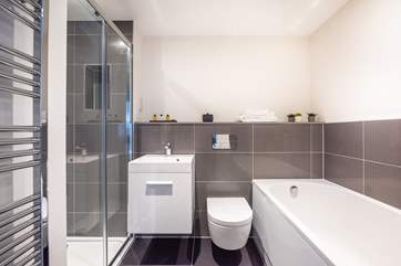 The super-stylish family bathroom.