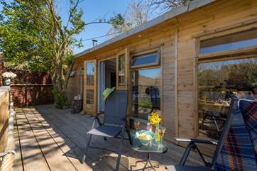 Tree Tops Cabin is the perfect get-away-from-it-all retreat, set in the charming Cornish fishing village of Cadgwith.