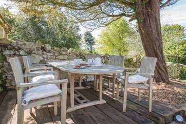 A truly Mediterranean dining terrace made of re-claimed sleepers.