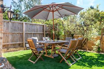 Dine al fresco in the Island sunshine after a day at the beach.