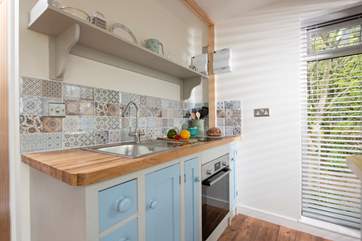 With both an electric cooker and hob, you can cook up a scrummy supper with ease.