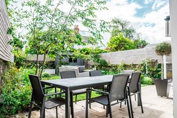 Chat with the whole family whilst enjoying al fresco dining.