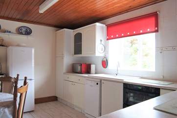 Light units and cheerful red touches in the kitchen.